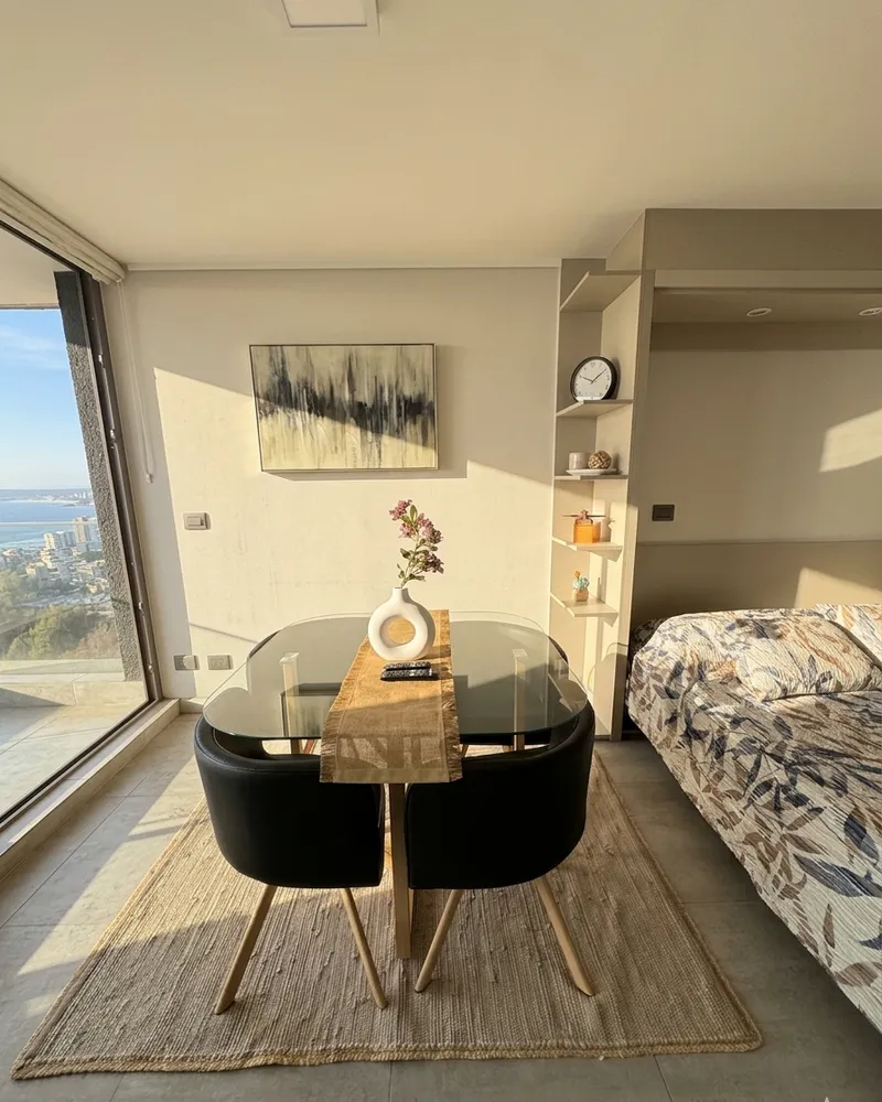 Comedor junto al ventanal, con vista al mar