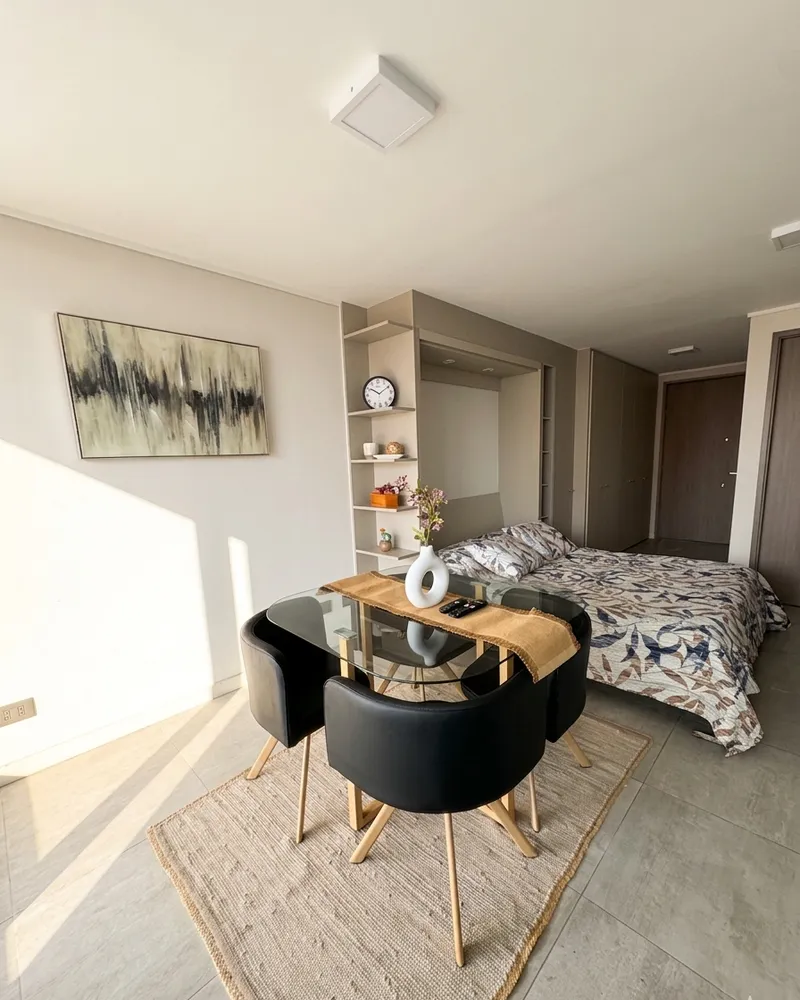 Estudio completo montado, con comedor, cama y clóset