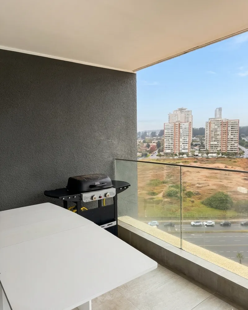 Terraza con parrilla a gas y mesa plegable