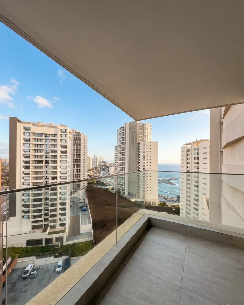 Terraza de un departamento administrado por EasyKeepers, con vista al mar